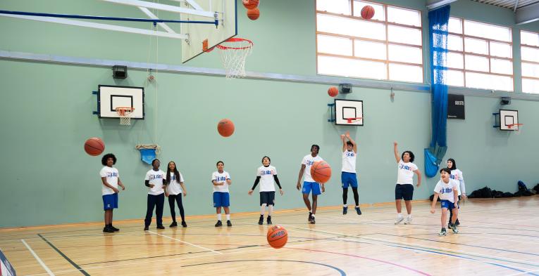 London school children try their hand at 3v3 