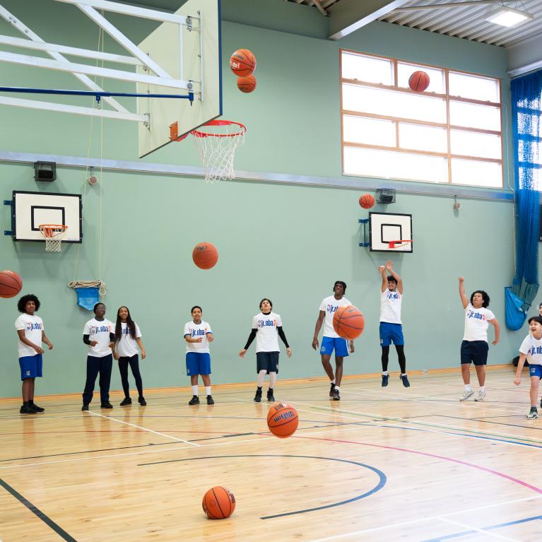 London school children try their hand at 3v3 